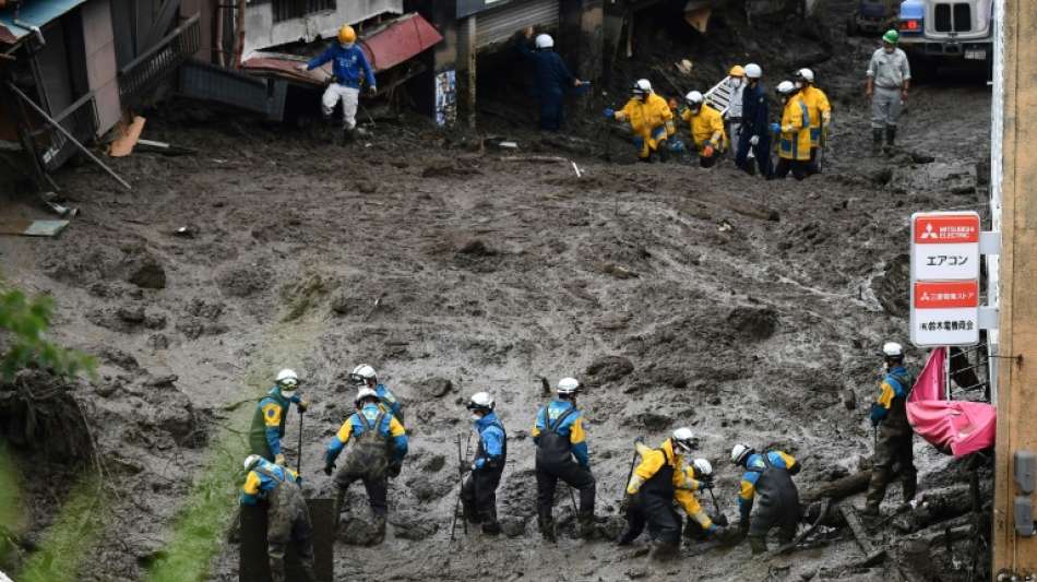 Noch immer dutzende Menschen nach Erdrutsch in Japan vermisst