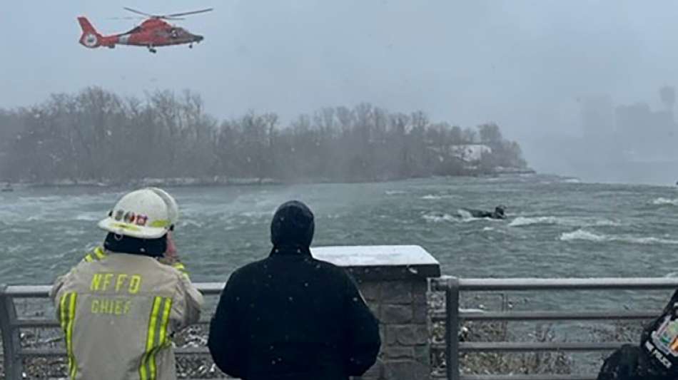Spektakul&auml;re Bergung von toter Frau aus Auto am Rand der Niagara-F&auml;lle