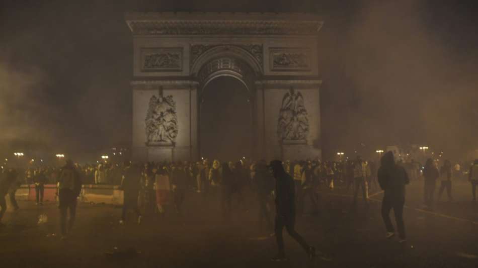 Gericht verurteilt acht Randalierer wegen Besch&auml;digung des Arc de Triomphe