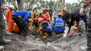 Erneuter Vulkanausbruch auf indonesischer Insel Java behindert Rettungsarbeiten