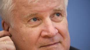 Seehofer baut Merkel-Figur in seine Modelleisenbahn ein