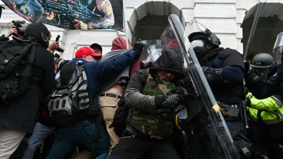 Unver&ouml;ffentlichte Videoaufnahmen von Kapitol-Erst&uuml;rmung bei Trump-Prozess gezeigt