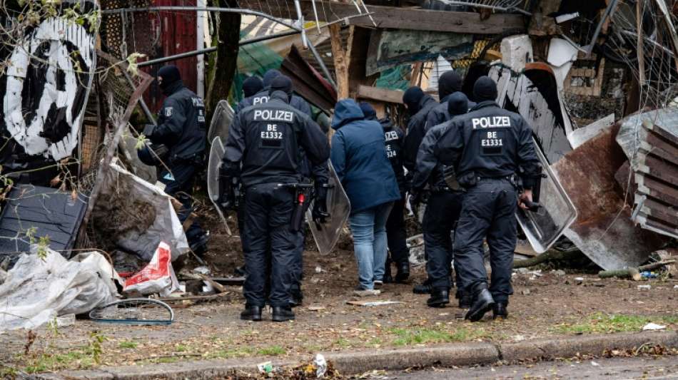 Gro&szlig;aufgebot der Polizei r&auml;umt linkes Bauwagen-Camp in Berlin 