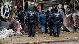 Gro&szlig;aufgebot der Polizei r&auml;umt linkes Bauwagen-Camp in Berlin 