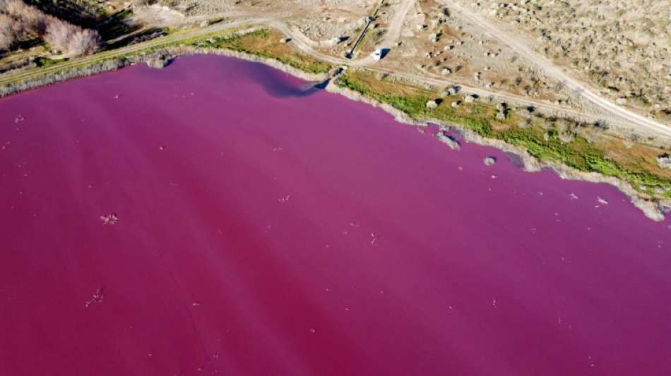 Industriechemikalien f&auml;rben Lagune in Argentinien pink 