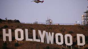 Aus "Hollywood" wird "Hollyboob": Aktivisten ver&auml;ndern Schriftzug in Los Angeles