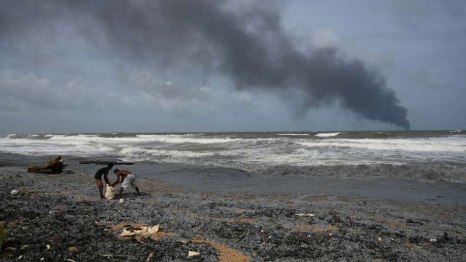 Brand auf verlassenem Schiff mit Chemikalien vor Sri Lankas K&uuml;ste