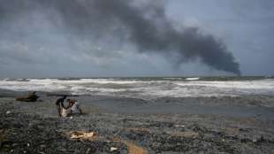 Brand auf verlassenem Schiff mit Chemikalien vor Sri Lankas K&uuml;ste