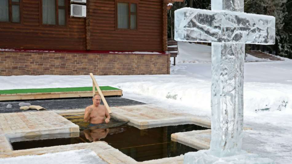 Putin taucht zum Epiphanie-Fest in eisiges Wasser und bekreuzigt sich
