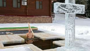 Putin taucht zum Epiphanie-Fest in eisiges Wasser und bekreuzigt sich