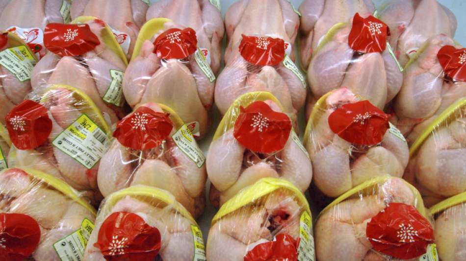 M&auml;nner schlagen in Th&uuml;ringen mit Tiefk&uuml;hlhuhn und Stange aufeinander ein