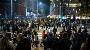 Verletzte durch Warnsch&uuml;sse bei Krawallen in Rotterdam wegen Corona-Restriktionen
