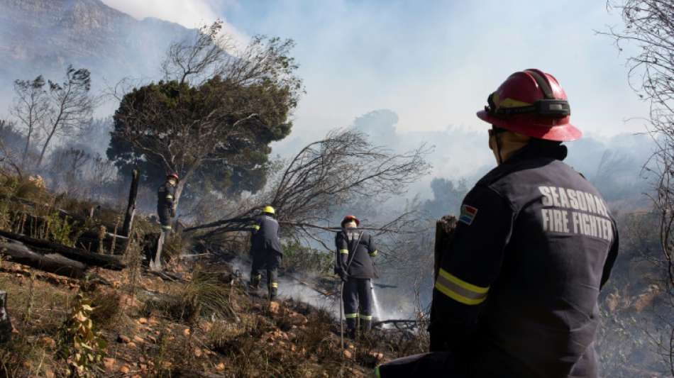 Feuer am Tafelberg in Kapstadt weitgehend einged&auml;mmt