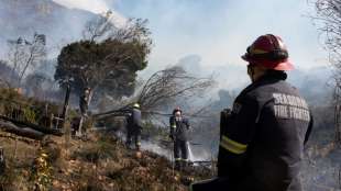 Feuer am Tafelberg in Kapstadt weitgehend einged&auml;mmt