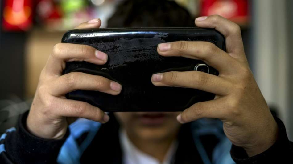 Das erste Smartphone gibt es f&uuml;r viele Kinder zwischen sechs und elf Jahren
