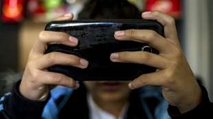 Das erste Smartphone gibt es f&uuml;r viele Kinder zwischen sechs und elf Jahren