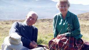 Queen ver&ouml;ffentlicht vor Beisetzung von Prinz Philip Foto aus gl&uuml;cklichen Tagen