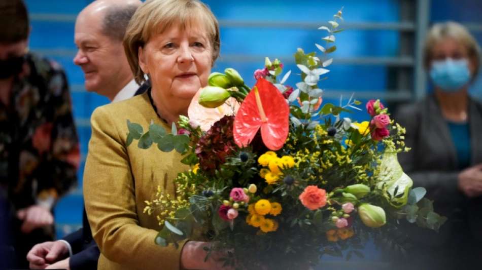 Kabinett schenkt Merkel zum Abschied einen Strauch