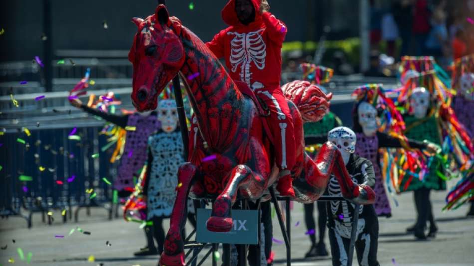 Tausende bei Parade zum "Tag der Toten" in Mexiko-Stadt