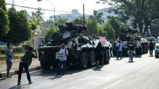 Demonstranten in Myanmar trotzen massiver Milit&auml;rpr&auml;senz