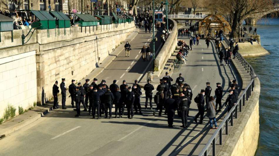 Polizisten r&auml;umen volle Seine-Quais in Paris