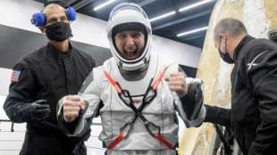 Freudentanz nach R&uuml;ckkehr von vier Astronauten mit SpaceX-Kapsel zur Erde