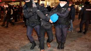 Fast 1400 Festnahmen bei Protesten gegen Ukraine-Invasion in Russland