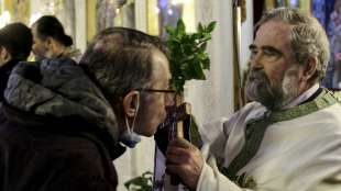 Griechisch-orthodoxe Christen feiern trotz Corona-Pandemie Dreik&ouml;nigsfest