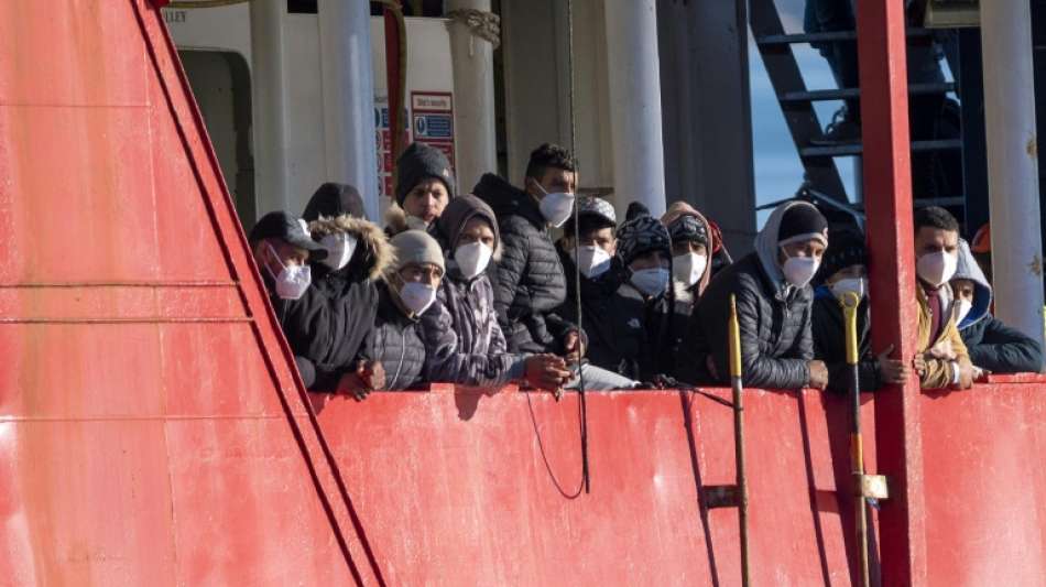 Hunderte Migranten k&ouml;nnen auf Sizilien von Bord gehen