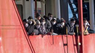 Hunderte Migranten k&ouml;nnen auf Sizilien von Bord gehen