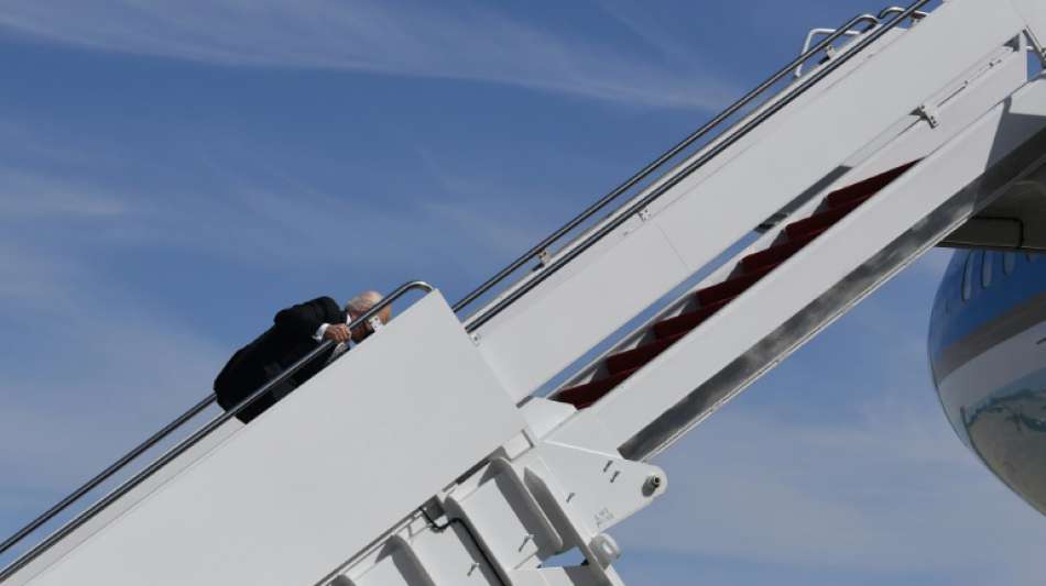Biden stolpert auf dem Weg in die Pr&auml;sidentenmaschine