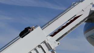 Biden stolpert auf dem Weg in die Pr&auml;sidentenmaschine