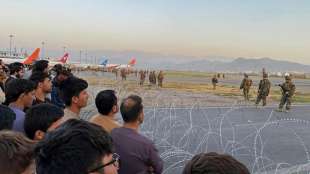 US-Soldaten feuern wegen Menschenmenge auf Kabuler Flughafen Sch&uuml;sse in die Luft