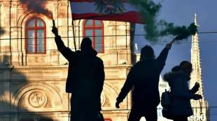 Zehntausende demonstrieren in Wien gegen Corona-Lockdown und Impfungen
