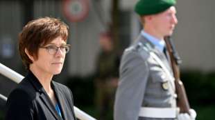 Kramp-Karrenbauer will nach Bundestagswahl Verteidigungsministerin bleiben