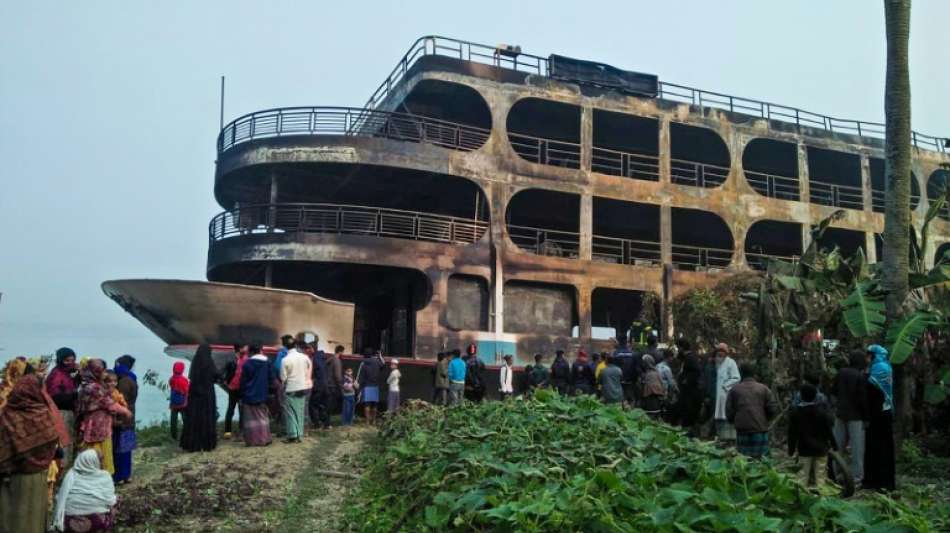 Mindestens 32 Tote bei Brand von F&auml;hre in Bangladesch