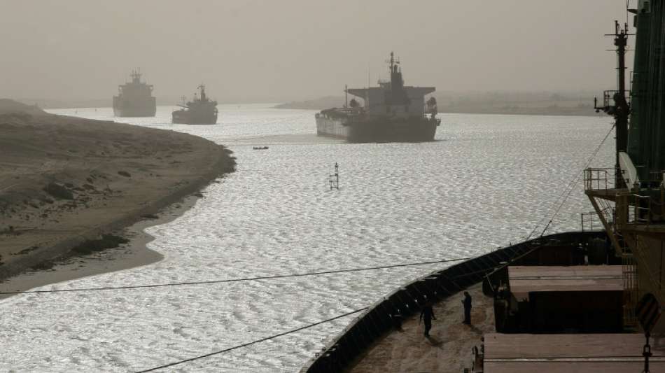 Riesiges Containerschiff blockiert Suez-Kanal