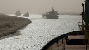 Riesiges Containerschiff blockiert Suez-Kanal