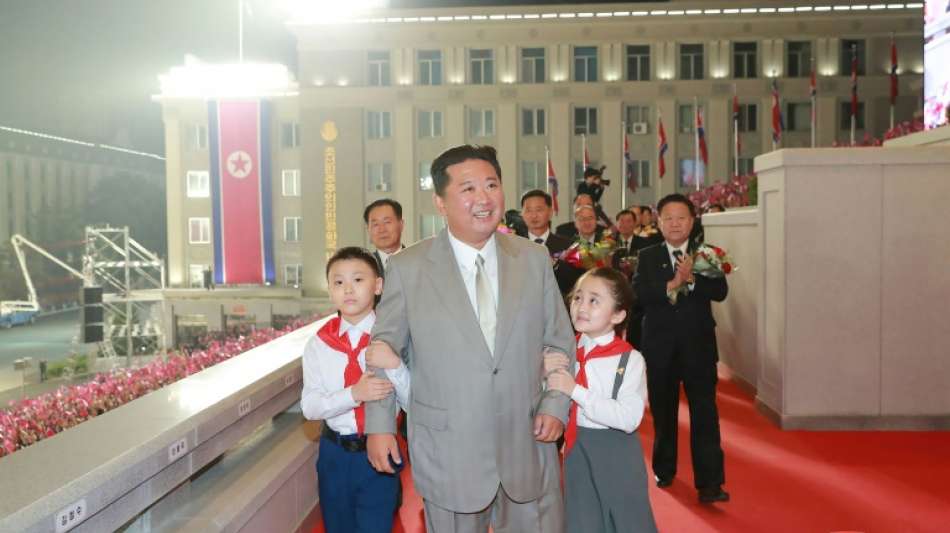 Nordkorea h&auml;lt ungew&ouml;hnliche Parade mit Traktoren und Feuerwehrfahrzeugen ab
