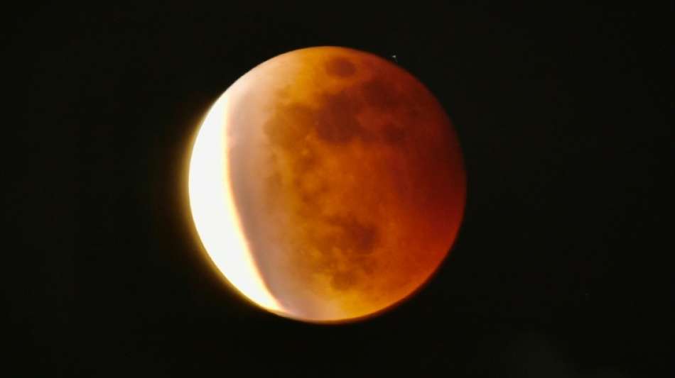 Seltener Super-Blutmond &uuml;ber dem Pazifik