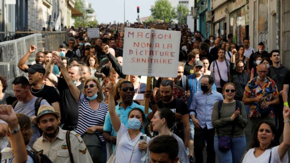 Proteste in ganz Frankreich gegen neue Corona-Ma&szlig;nahmen