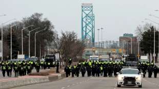Kanadische Polizei r&auml;umt nach knapp einw&ouml;chiger Blockade Ambassador-Grenzbr&uuml;cke