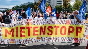 Tausende Menschen demonstrieren in Berlin f&uuml;r bezahlbare Mieten