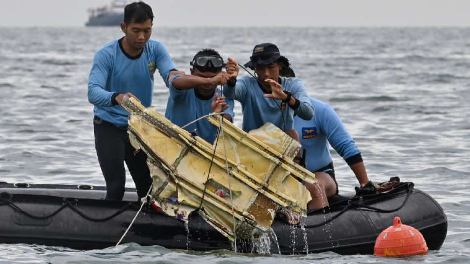 Beh&ouml;rden orten Blackboxen von abgest&uuml;rztem Flugzeug in Indonesien