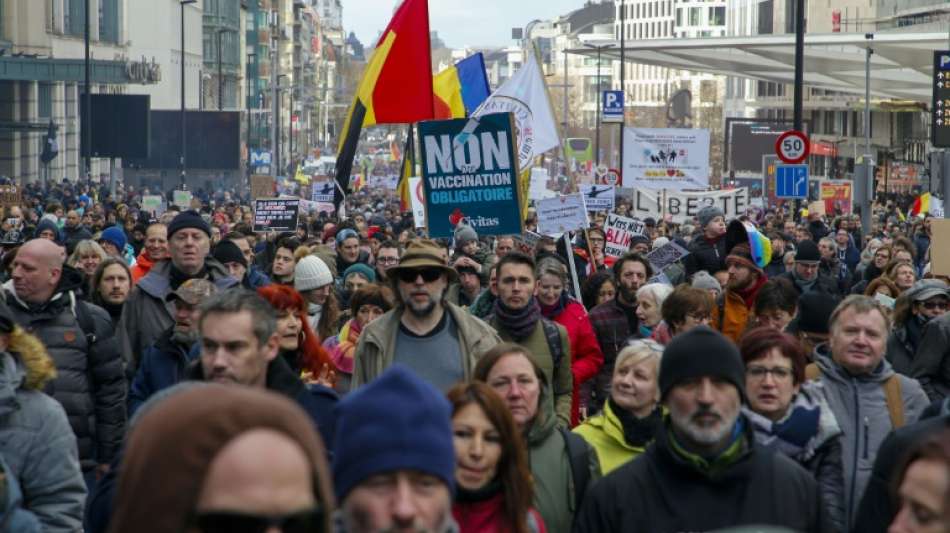 Tausende Menschen protestieren in Br&uuml;ssel gegen Corona-Ma&szlig;nahmen