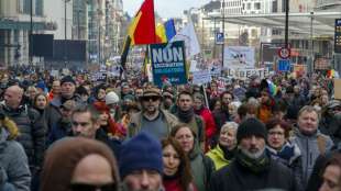 Tausende Menschen protestieren in Br&uuml;ssel gegen Corona-Ma&szlig;nahmen