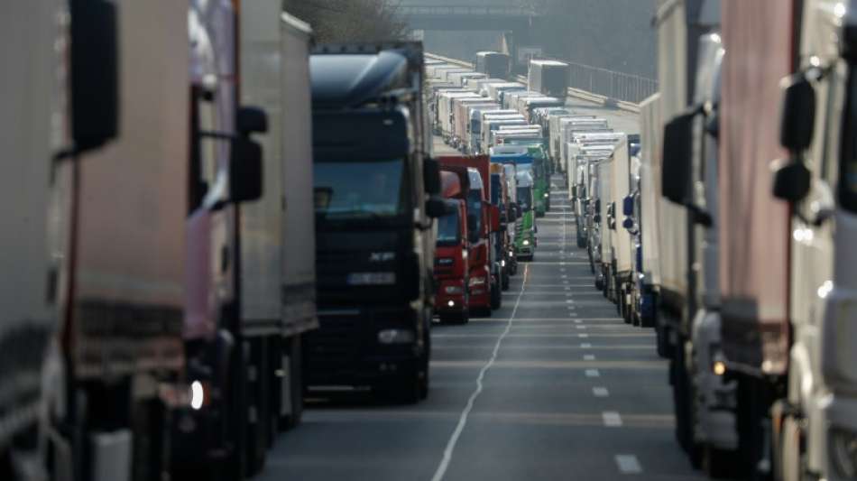 Verkehrsministerium f&ouml;rdert LKW-Parkpl&auml;tze an Autobahnanschlussstellen