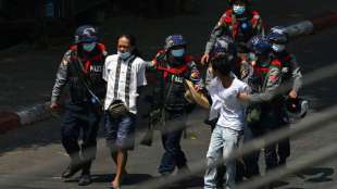Polizei in Myanmar treibt Demonstranten mit Gummigeschossen auseinander