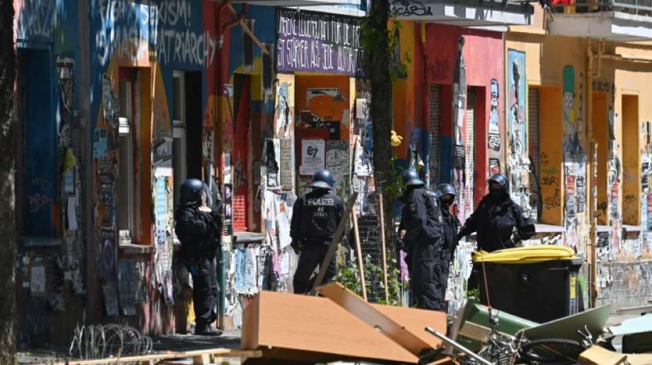 Rund 60 Berliner Polizisten bei Eskalation vor besetztem Haus verletzt