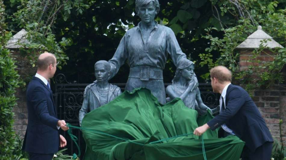 William und Harry enth&uuml;llen Statue ihrer verstorbenen Mutter Diana